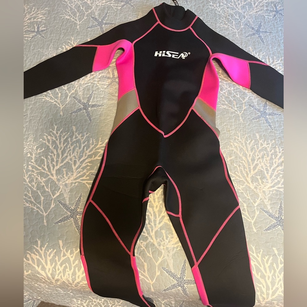 Women’s full length wetsuit size small.